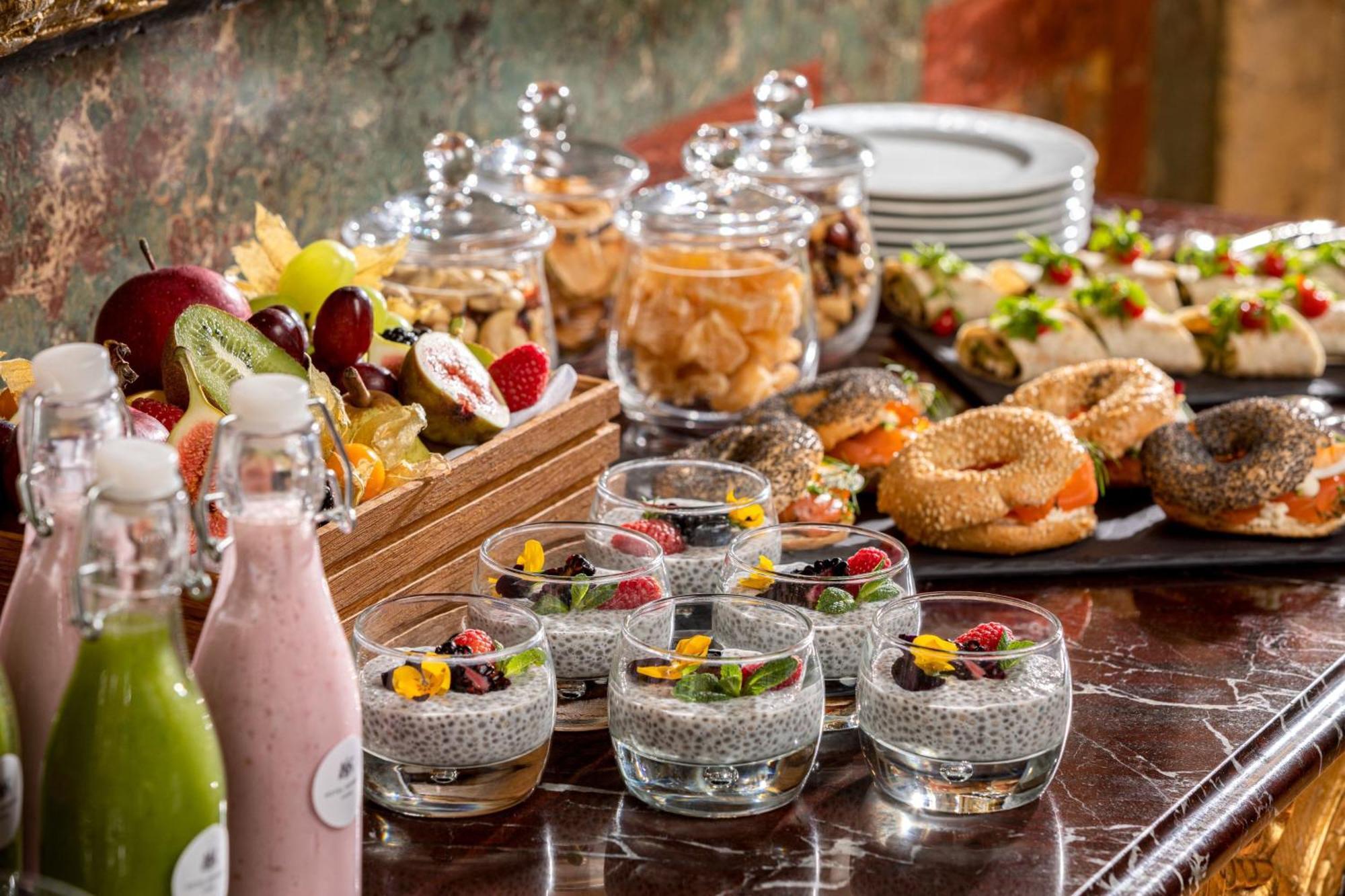 Hotel Imperial, A Luxury Collection Hotel, Vienna Esterno foto A buffet at a hotel