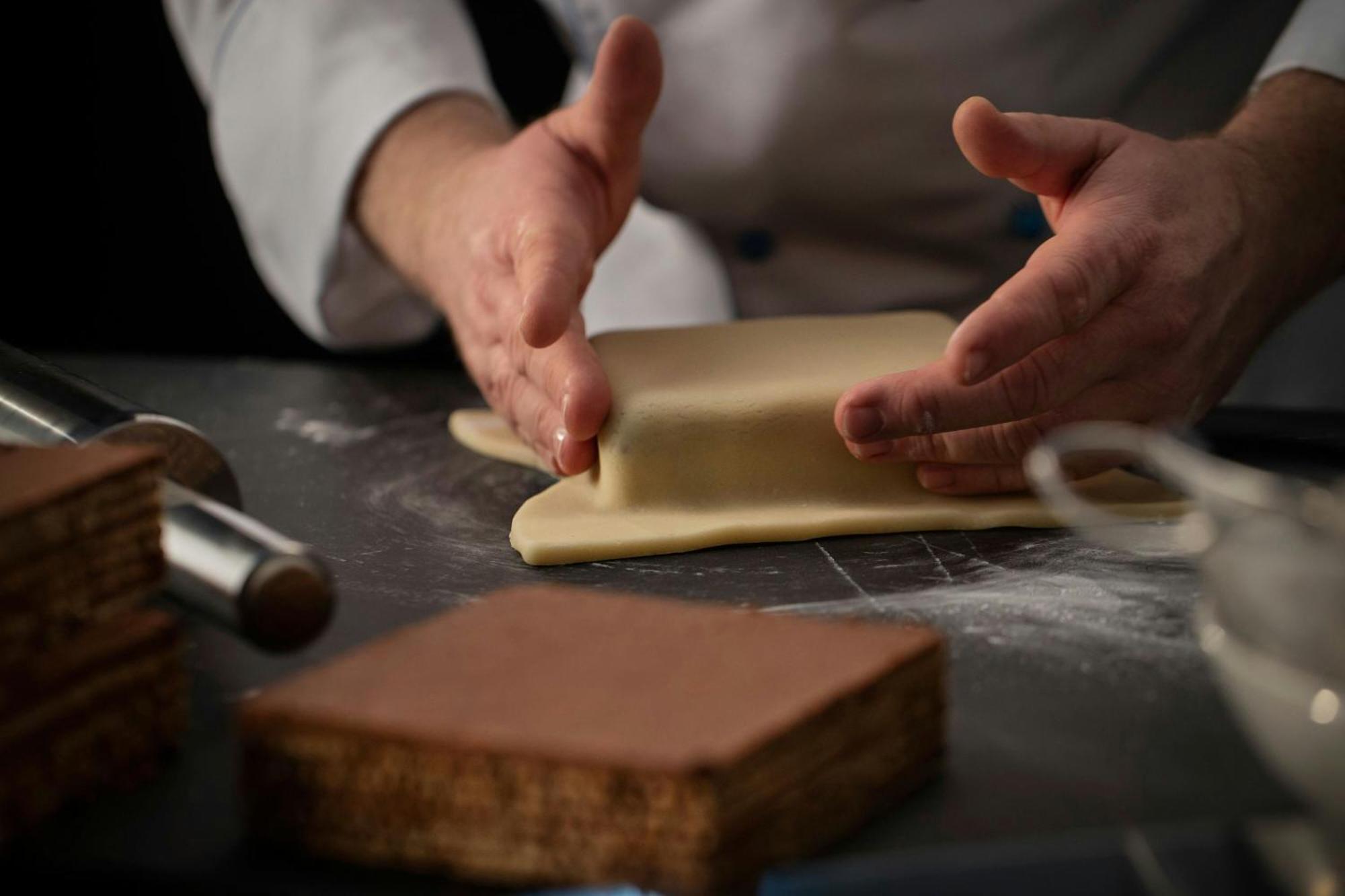 Hotel Imperial, A Luxury Collection Hotel, Vienna Esterno foto A pastry chef icing a cake