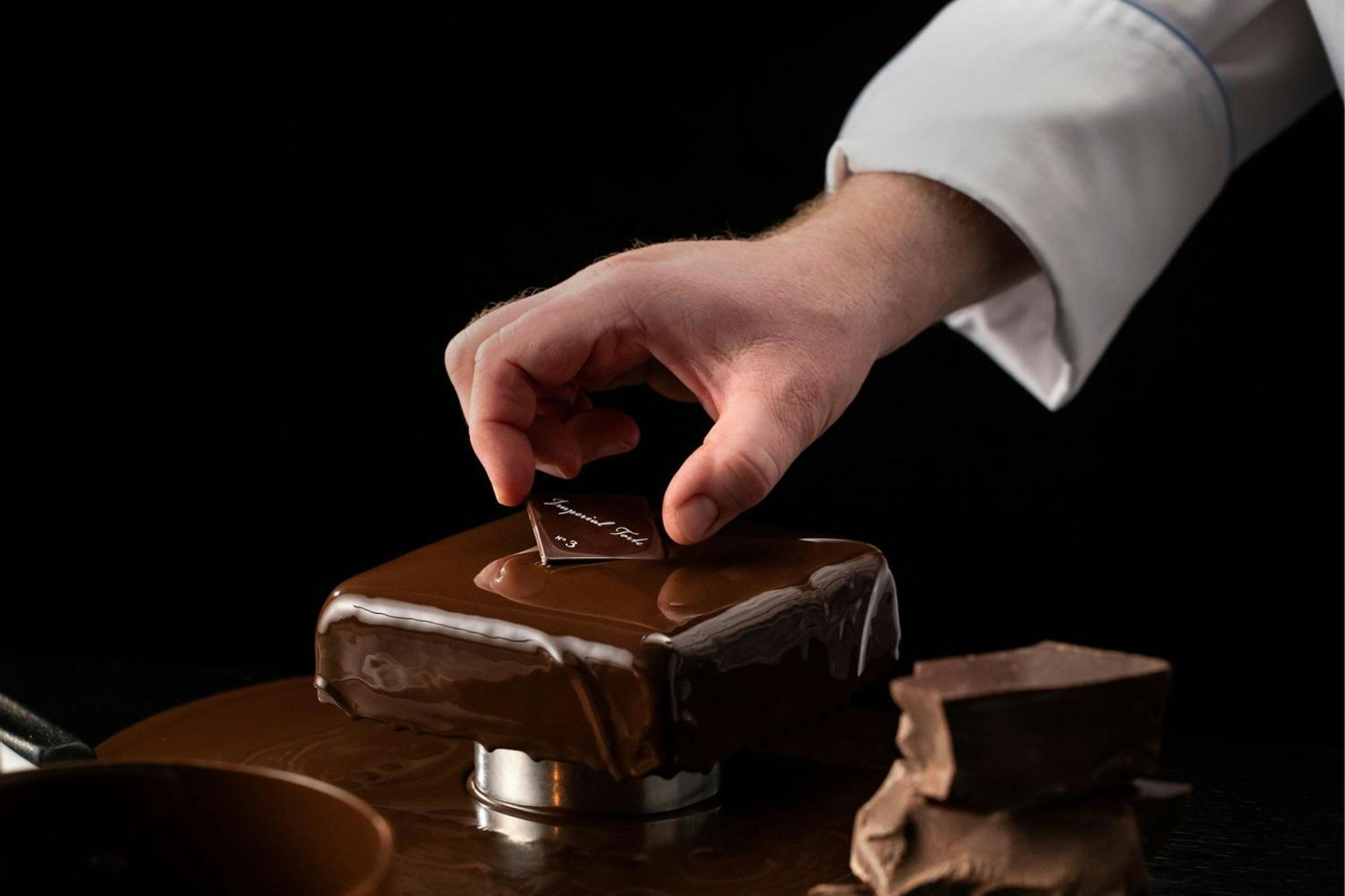 Hotel Imperial, A Luxury Collection Hotel, Vienna Esterno foto A pastry chef glazing a cake