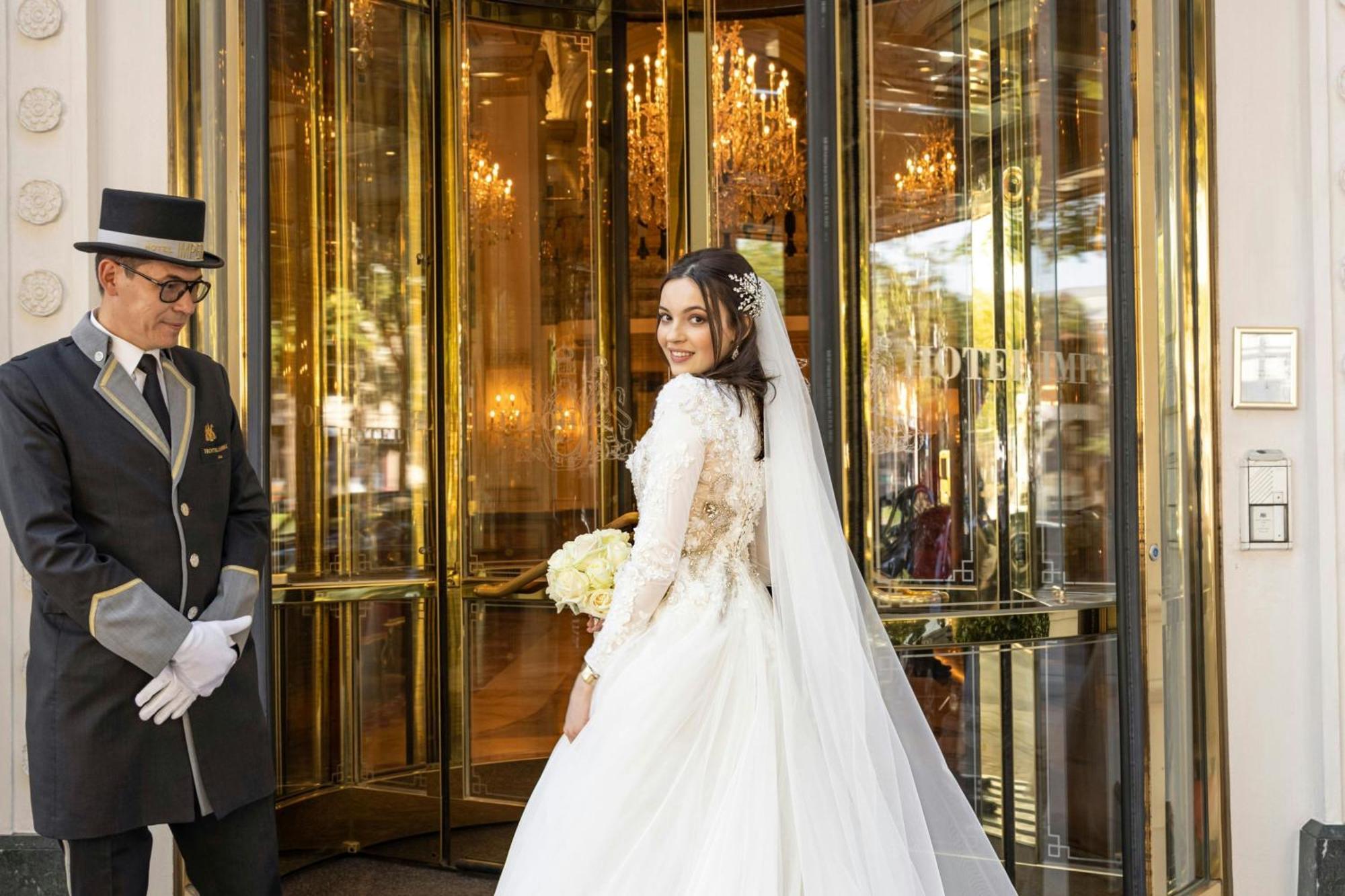 Hotel Imperial, A Luxury Collection Hotel, Vienna Esterno foto A doorman at the Four Seasons Hotel in Paris