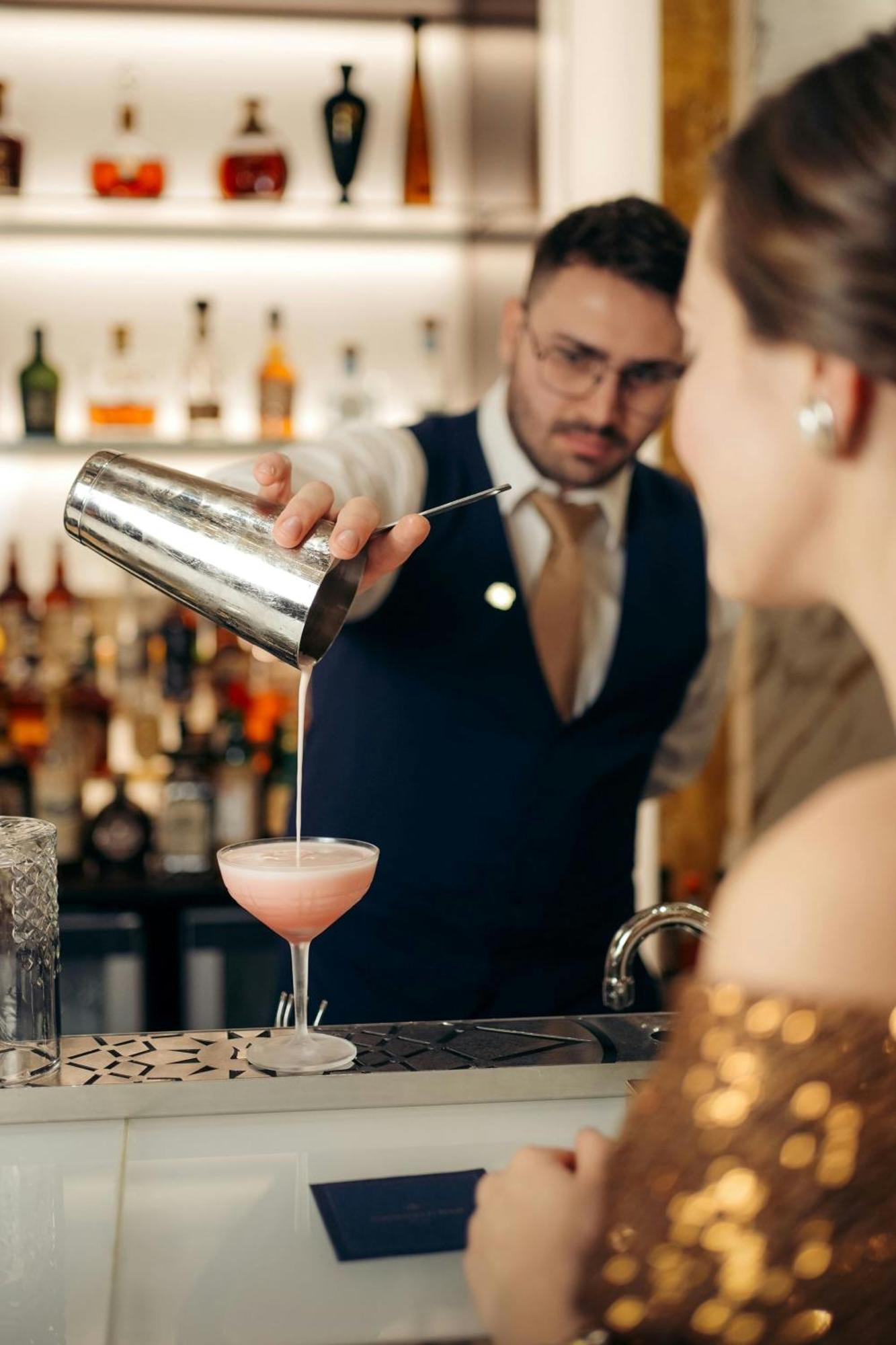 Hotel Imperial, A Luxury Collection Hotel, Vienna Esterno foto A bartender straining a cocktail