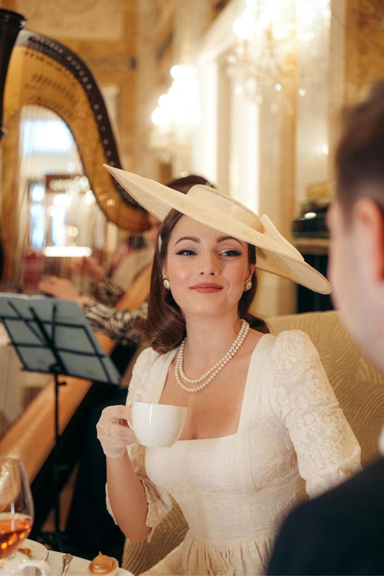 Hotel Imperial, A Luxury Collection Hotel, Vienna Esterno foto A woman wearing a hat