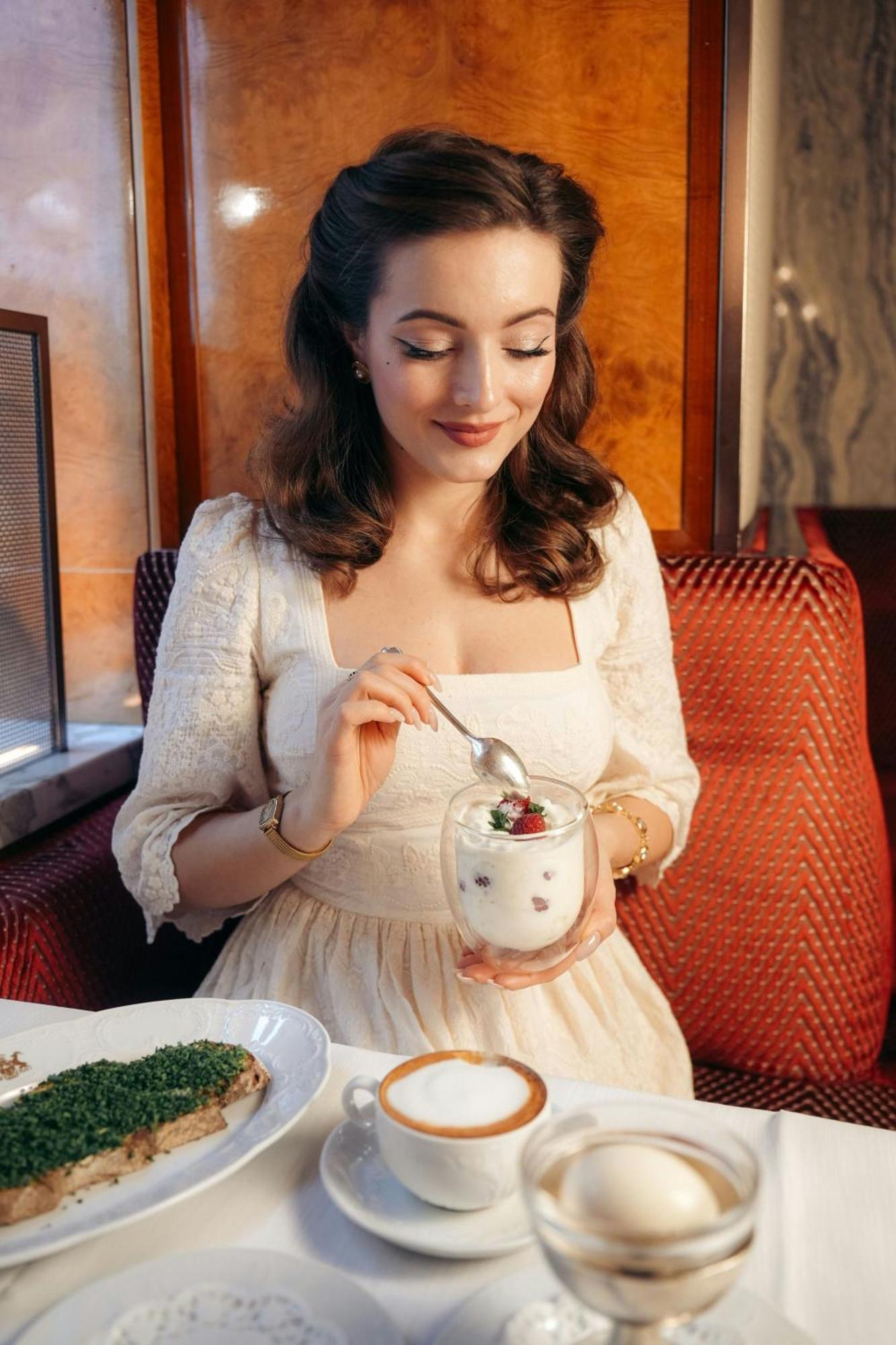 Hotel Imperial, A Luxury Collection Hotel, Vienna Esterno foto A woman eating yogurt